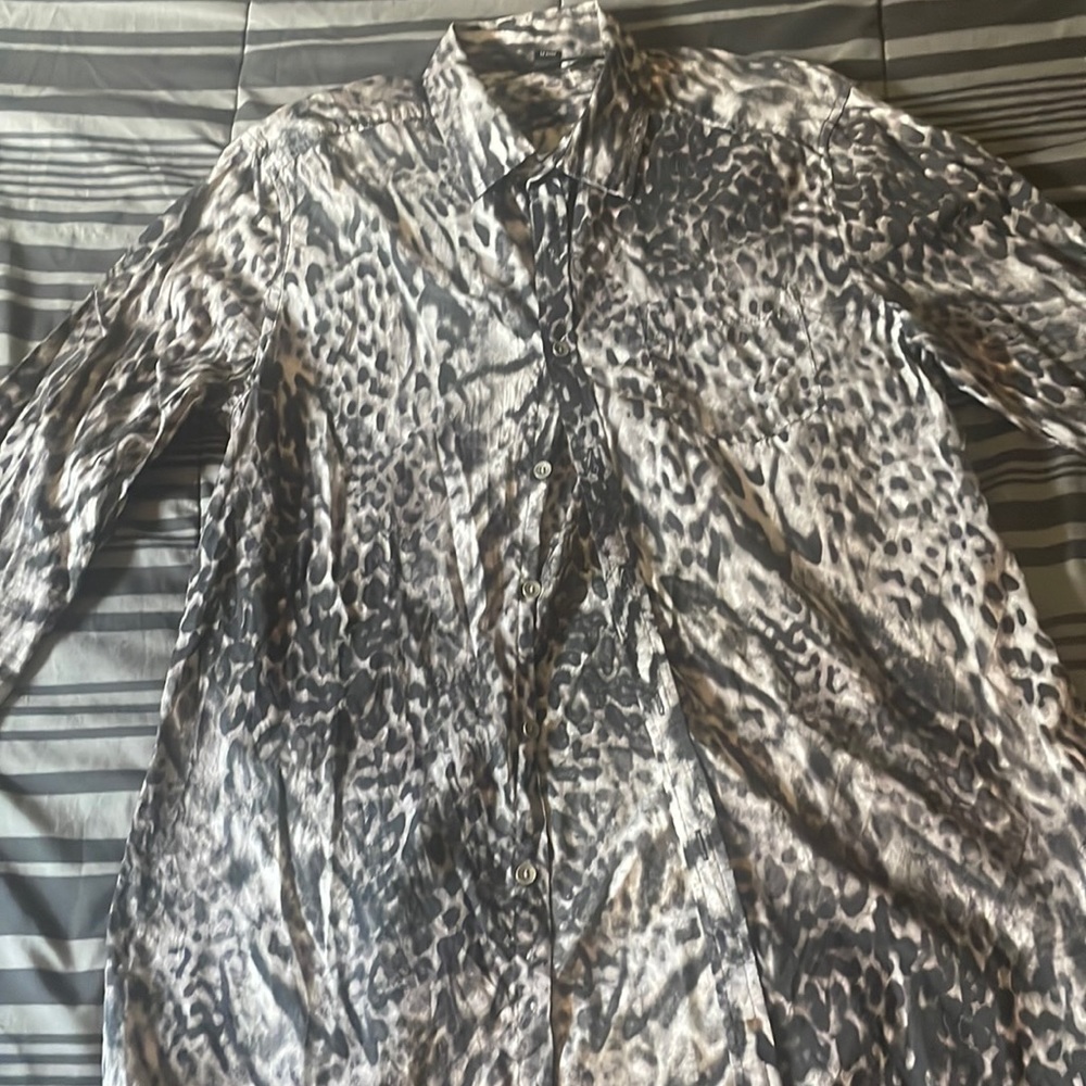 Kenneth Cole Large, Black & Gray casual button down shirt.